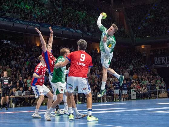 Handball, Men, Season 2025 2026, DAIKIN Handball Bundesliga 10 Matchday , Füchse Berlin HSV Hamburg, f l Andreas Magaard Hamburg , Max Darj Füchse Berlin , Jacob Arenth Lassen Hamburg , Lasse Bredekjaer Andersson Füchse Berlin , 26 10 2025, Copyright: xSebastianxRäppold MatthiasxKochx