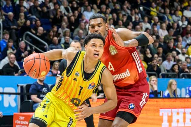 GER, Berlin, Basketball, Alba Berlin vs FC Bayern Basketball in the Uber Arena, BBL, Matchday 5, in the picture from l Jack Kayil Alba, 07 , Xavier Rathan Mayes FCB, 04 , duel, action, fight, fighting for the ball, 26 10 2025 Copyright: HMBxMedia UwexKoch