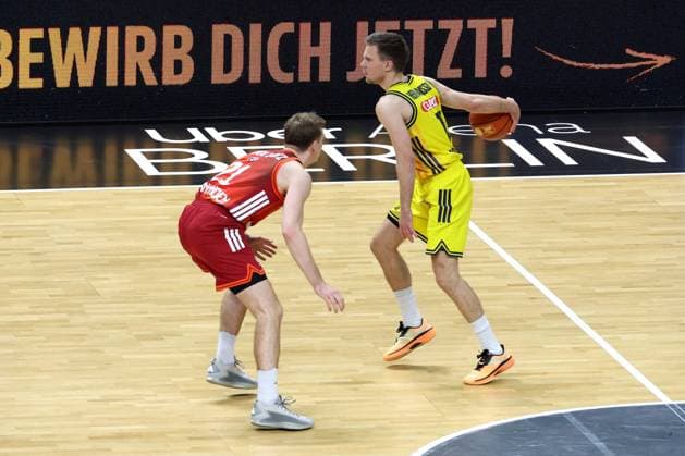 DEU, easyCredit BBL, ALBA vs Bayern Muenchen, 26 10 2025, Uber Arena, Berlin, DEU, easyCredit BBL, ALBA vs Bayern Muenchen, in the picture Martin Hermannsson ALBA Berlin 15 , Justus Hollatz FC Bayern Muenchen 21 nordphotoxGmbHx xEngler nph00076