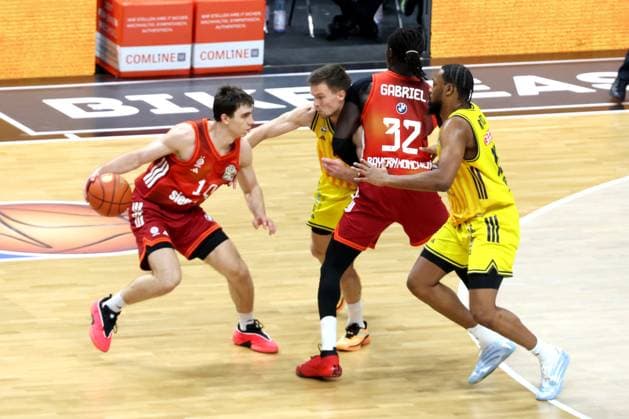 DEU, easyCredit BBL, ALBA vs Bayern Muenchen, 26 10 2025, Uber Arena, Berlin, DEU, easyCredit BBL, ALBA vs Bayern Muenchen, pictured J Wan Roberts ALBA Berlin 13 , Martin Hermannsson ALBA Berlin 15 , Justinian Jessup FC Bayern Muenchen 10 , Wenyen Gabriel FC Bayern Muenchen 32 nordphotoxGmbHx xEngler nph00076