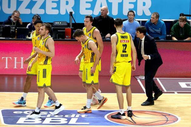 DEU, easyCredit BBL, ALBA vs Bayern Muenchen, 26 10 2025, Uber Arena, Berlin, DEU, easyCredit BBL, ALBA vs Bayern Muenchen, in the picture CHEFTRAINER Pedro Calles ALBA Berlin , ALBA player circle nordphotoxGmbHx xEngler nph00076