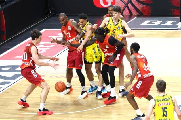 DEU, easyCredit BBL, ALBA vs Bayern Muenchen, 26 10 2025, Uber Arena, Berlin, DEU, easyCredit BBL, ALBA vs Bayern Muenchen, pictured Jack Kayil ALBA Berlin 7 , Nevio Bennefeld ALBA Berlin 22 , Justinian Jessup FC Bayern Muenchen 10 , Isiaha Mike FC Bayern Muenchen 22 , Wenyen Gabriel FC Bayern Muenchen 32 nordphotoxGmbHx xEngler nph00076