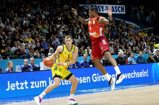 DEU, easyCredit BBL, ALBA vs Bayern Muenchen, 26 10 2025, Uber Arena, Berlin, DEU, easyCredit BBL, ALBA vs Bayern Muenchen, pictured Sam Griesel ALBA Berlin 5 , Xavier Rathan Mayes FC Bayern Muenchen 4 nordphotoxGmbHx xEngler nph00076