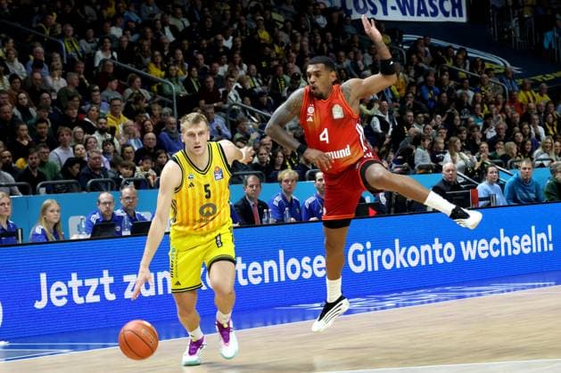 DEU, easyCredit BBL, ALBA vs Bayern Muenchen, 26 10 2025, Uber Arena, Berlin, DEU, easyCredit BBL, ALBA vs Bayern Muenchen, pictured Sam Griesel ALBA Berlin 5 , Xavier Rathan Mayes FC Bayern Muenchen 4 nordphotoxGmbHx xEngler nph00076