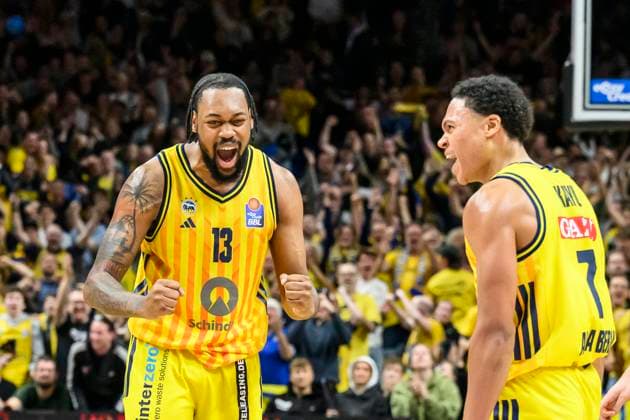 GER, Berlin, Basketball, Alba Berlin vs FC Bayern Basketball in the Uber Arena, BBL, Matchday 5, in the picture from l J Wan Roberts Alba, 13 , Jack Kayil Alba, 07 , Cheers, joy, victory, 26 10 2025 Copyright: HMBxMedia UwexKoch