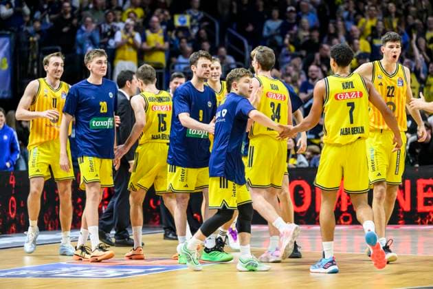 GER, Berlin, Basketball, Alba Berlin vs FC Bayern Basketball in the Uber Arena, BBL, Matchday 5, in the picture f l Team CHEERING AFTER THE WIN WITH 67 61, cheering, joy, victory, 26 10 2025 Copyright: HMBxMedia UwexKoch