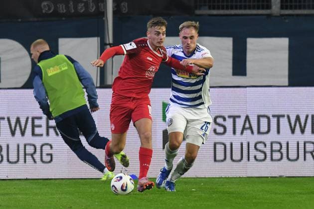 Florian Krueger MSV Duisburg in duel with Marvin Obuz Rot Weiss Essen GER, MSV Duisburg vs Rot Weiss Essen, Football, 3 Liga, Matchday 12, Season 2025 2026, 26 10 2025 DFL DFB REGULATIONS PROHIBIT ANY USE OF PHOTOGRAPHS AS IMAGE SEQUENCES AND OR QUASI VIDEO GER, MSV Duisburg vs Rot Weiss Essen, Football, 3 Liga, Matchday 12, Season 2025 2026, 26 10 2025 Duisburg Copyright: xEibner-Pressefoto ThomasxThienelx EP_TTL
