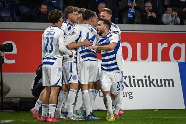 Germany, Football, 3 League, Matchday 12, 2025 2026, MSV Duisburg vs Rot Weiss Essen, 26 10 2025, Schauinsland Reisen Arena, Duisburg, Germany, Duisburg team celebrates 1 0 Copyright: xMarkusxVerwimpx