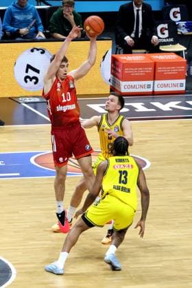 DEU, easyCredit BBL, ALBA vs Bayern Muenchen, 26 10 2025, Uber Arena, Berlin, DEU, easyCredit BBL, ALBA vs Bayern Muenchen, in the picture Martin Hermannsson ALBA Berlin 15 , J Wan Roberts ALBA Berlin 13 , Justinian Jessup FC Bayern Muenchen 10 nordphotoxGmbHx xEngler nph00076