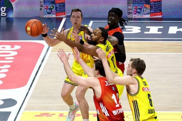 DEU, easyCredit BBL, ALBA vs Bayern Muenchen, 26 10 2025, Uber Arena, Berlin, DEU, easyCredit BBL, ALBA vs Bayern Muenchen, pictured J Wan Roberts ALBA Berlin 13 , Justin Bean ALBA Berlin 34 , MALTE DELOW ALBA Berlin 6 , Justinian Jessup FC Bayern Muenchen 10 , Wenyen Gabriel FC Bayern Muenchen 32 nordphotoxGmbHx xEngler nph00076