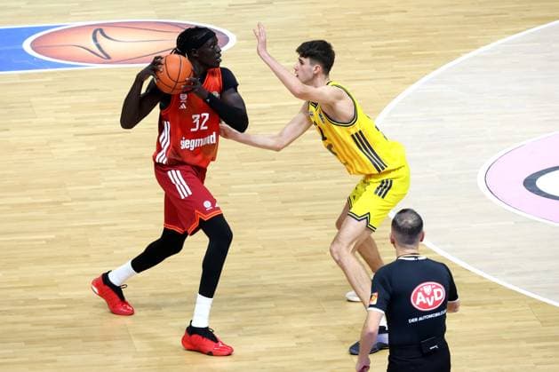 DEU, easyCredit BBL, ALBA vs Bayern Muenchen, 26 10 2025, Uber Arena, Berlin, DEU, easyCredit BBL, ALBA vs Bayern Muenchen, pictured Nevio Bennefeld ALBA Berlin 22 , Wenyen Gabriel FC Bayern Muenchen 32 nordphotoxGmbHx xEngler nph00076
