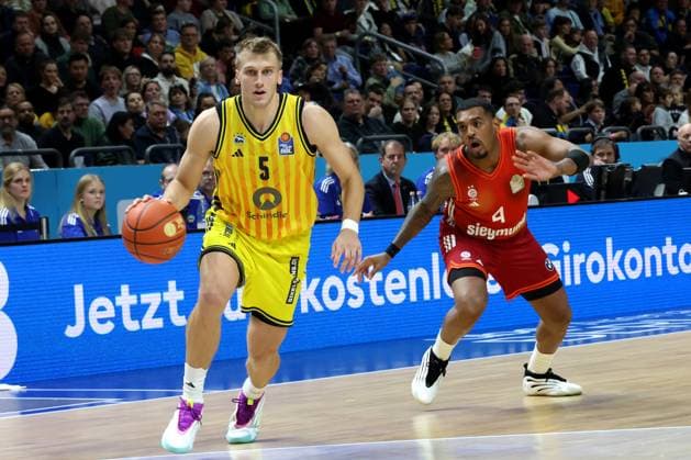 DEU, easyCredit BBL, ALBA vs Bayern Muenchen, 26 10 2025, Uber Arena, Berlin, DEU, easyCredit BBL, ALBA vs Bayern Muenchen, pictured Sam Griesel ALBA Berlin 5 , Xavier Rathan Mayes FC Bayern Muenchen 4 nordphotoxGmbHx xEngler nph00076