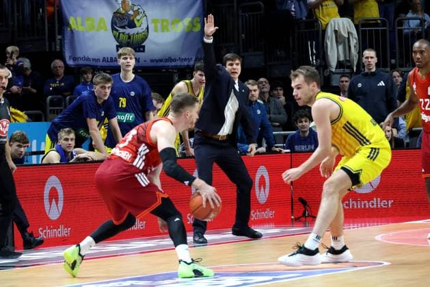 DEU, easyCredit BBL, ALBA vs Bayern Muenchen, 26 10 2025, Uber Arena, Berlin, DEU, easyCredit BBL, ALBA vs Bayern Muenchen, in the picture CHIEF TRAINER Pedro Calles ALBA Berlin , MALTE DELOW ALBA Berlin 6 , Andreas Obst FC Bayern Muenchen 13 nordphotoxGmbHx xEngler nph00076
