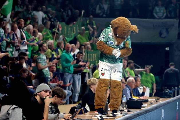 DEU, DHB, 1 HBL, Fuechse Berlin vs HSV, 26 10 2025, Max Schmeling Halle, Berlin, DEU, DHB, 1 HBL, Fuechse Berlin vs HSV, in picture Fuechse mascot, spectators, visitors, fans nordphotoxGmbHx xEngler nph00076