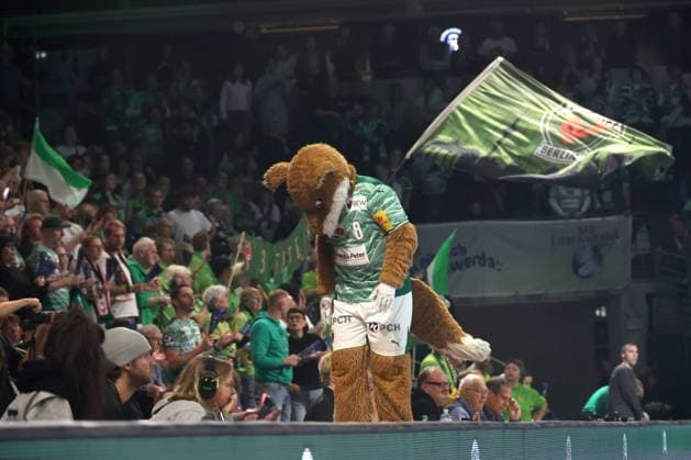 DEU, DHB, 1 HBL, Fuechse Berlin vs HSV, 26 10 2025, Max Schmeling Halle, Berlin, DEU, DHB, 1 HBL, Fuechse Berlin vs HSV, in picture Fuechse mascot, spectators, visitors, fans nordphotoxGmbHx xEngler nph00076