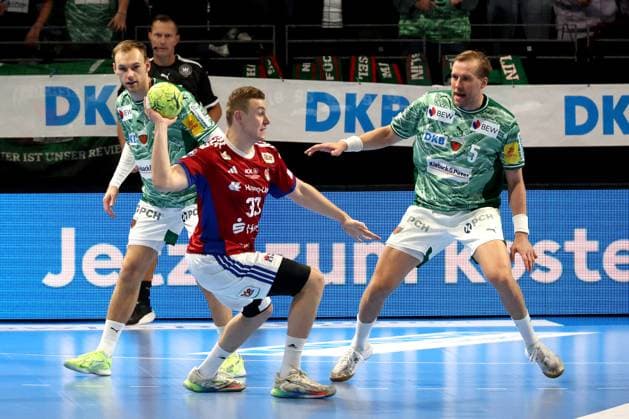 DEU, DHB, 1 HBL, Fuechse Berlin vs HSV, 26 10 2025, Max Schmeling Halle, Berlin, DEU, DHB, 1 HBL, Fuechse Berlin vs HSV, in the picture Mathias Gidsel Fuechse Berlin 19 , Max Darj Fuechse Berlin 5 , Moritz Sauter HSV Hamburg 33 nordphotoxGmbHx xEngler nph00076