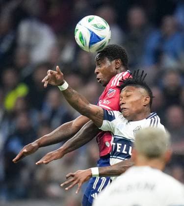 October 26, 2025, Vancouver, Bc, CANADA: FC Dallas Anderson Julio, back left, and Vancouver Whitecaps Edier Ocampo vie for the ball during the first half in Game 1 of a first round MLS, Fussball Herren, USA Cup playoff soccer match, in Vancouver, B.C., Sunday, Oct. 26, 2025. Canada News - October 26, 2025 - ZUMAc35_ 20251026_zaf_c35_064 Copyright: xDarrylxDyckx
