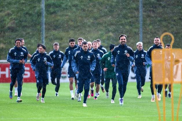 27 10 2025, Football, Season 2025 2026, Training FC Schalke 04, The S04 players warm up, f l Anton Donkor FC Schalke 04 , Soufiane El Faouzi FC Schalke 04 , Ron Schallenberg FC Schalke 04 , Kenan Karaman FC Schalke 04 , Hasan Kurucay FC Schalke 04 , Gelsenkirchen Training ground FC Schalke 04 NRW Germany xRHR PHOTO YYx Copyright: RHR-FOTOx RHR-FOTO YY