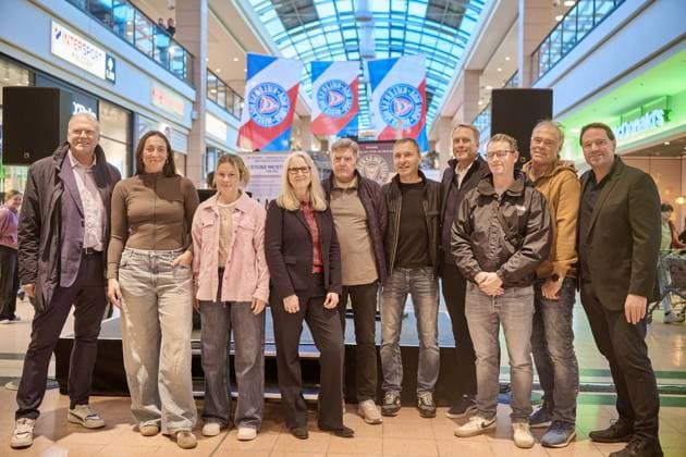 27 10 2025, 125th anniversary Holstein Kiel KSV exhibition opening at Citti Park Kiel, soccer, men, 2 BL 2 Bundesliga , season 2025 2026 Club historian Patrick Nawe re with managing director Wolfgang Schwenke, Holstein Women players Lela Naward Sarah Begunk, Citti Park Kiel center manager Silke Brombacher, legends Harry Witt and Daniel Jurgeleit, president Steffen Schneekloth and legend Immo Stelzer Kiel Citti Park Kiel, shopping center Schleswig Holstein Germany