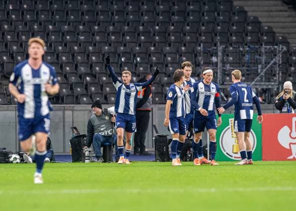 Soccer, Men, Season 2025 2026, DFB Pokal 2 Round , Hertha BSC SV Elversberg, f l Sebastian Grönning Hertha BSC , Michael Cuisance Hertha BSC , Michal Karbownik Hertha BSC , Linus Gechter Hertha BSC , Fabian Reese Hertha BSC , Julian Eitschberger Hertha BSC , Cheering after scoring 1 0, 28 10 2025, Copyright: xSebastianxRäppold MatthiasxKochx