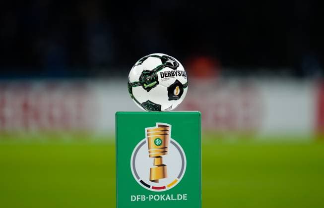 The official match ball from Derbystar is on the pitch before the kick-off of a DFB Cup match GER, Hertha BSC vs SV Elversberg, Football, DFB Cup, 2nd round, 2025 2026 season, 28 10 2025 DFL REGULATIONS PROHIBIT ANY USE OF PHOTOGRAPHS AS IMAGE SEQUENCES AND OR QUASI VIDEO GER, Hertha BSC vs SV Elversberg, Football, DFB Cup, 2nd round, 2025 2026 season, 28 10 2025 Berlin Copyright: xEibner-Pressefoto ScottxColemanx EP_SCN