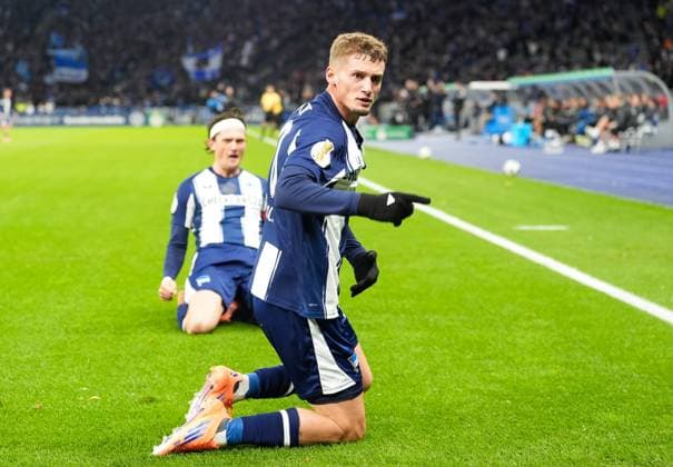 Michael Cuisance Hertha BSC, 10 and Fabian Reese Hertha BSC, 11, at the back cheer after the goal for 1 0 GER, Hertha BSC vs SV Elversberg, Soccer, DFB Pokal, 2nd round, Season 2025 2026, 28 10 2025 DFL REGULATES PROHIBIT ANY USE OF PHOTOGRAPHS AS IMAGE SEQUENCES AND OR QUASI VIDEO GER, Hertha BSC vs SV Elversberg, Football, DFB Pokal, 2nd round, 2025 2026 season, 28 10 2025 Berlin Copyright: xEibner-Pressefoto ScottxColemanx EP_SCN
