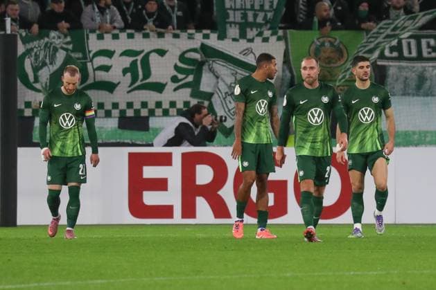 28 10 2025, xgox, Football DFB Pokal 2 Round VfL Wolfsburg Holstein Kiel emspor, v l Maximilian Arnold Wolfsburg, 27 , Christian Eriksen Wolfsburg, 24 , Vini Souza Wolfsburg, 5 , Konstantinos Koulierakis Wolfsburg, 4 disappointed, looks disappointed, disappointed DFL DFB REGULATIONS PROHIBIT ANY USE OF PHOTOGRAPHS as IMAGE SEQUENCES and or QUASI VIDEO Wolfsburg