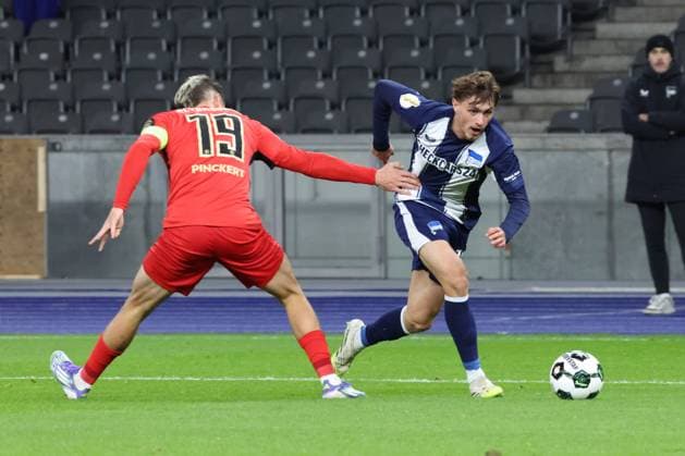 DEU, DFB Pokal, Hertha BSC vs Elversberg, 28 10 2025, Berliner Olympiastadion, Berlin, DEU, DFB Pokal, Hertha BSC vs Elversberg, im Bild Maurice Krattenmacher Hertha BSC Berlin 14 , Lukas Pinckert Elversberg 19 DFL regulations prohibit any use of Photographs as image sequences and or quasi video nordphotoxGmbHx xEngler nph00076