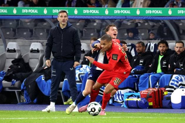 DEU, DFB Pokal, Hertha BSC vs Elversberg, 28 10 2025, Berliner Olympiastadion, Berlin, DEU, DFB Pokal, Hertha BSC vs Elversberg, im Bild Marton Dardai Hertha BSC Berlin 31 , Cheftrainer Stefan Leitl Hertha BSC Berlin , BAMBASE CONTE Elversberg 10 DFL regulations prohibit any use of Photographs as image sequences and or quasi video nordphotoxGmbHx xEngler nph00076