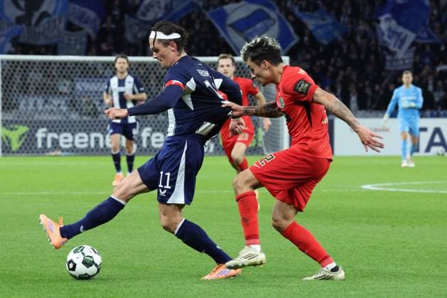 DEU, DFB Pokal, Hertha BSC vs Elversberg, 28 10 2025, Berliner Olympiastadion, Berlin, DEU, DFB Pokal, Hertha BSC vs Elversberg, im Bild Fabian Reese Hertha BSC Berlin 11 , NICHOLAS MICKELSON Elversberg 2 DFL regulations prohibit any use of Photographs as image sequences and or quasi video nordphotoxGmbHx xEngler nph00076
