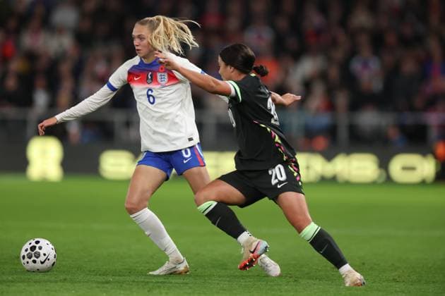 Esme Morgan of England and Samantha Kerr of Australia England Women v Australia Women, International Friendly, Länderspiel, Nationalmannschaft Football, Pride Park, Derby, UK - 28 Oct 2025Derby Pride Park United Kingdom EDITORIAL USE ONLY No use with unauthorised audio, video, data, fixture lists, club league logos or live services. Online in-match use limited to 120 images, no video emulation. No use in betting, games or single club league player publications. Copyright: xRyanxBrowne Shutterstockx 15623658k
