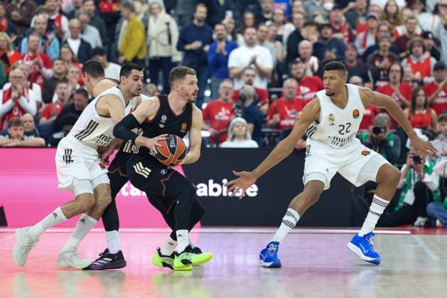 Andreas Obst FC Bayern Basketball, 13 with Alberto Abalde Real Madrid, 06 and Walter Tavares Real Madrid, 22 , GER, FC Bayern Basketball vs Real Madrid, Basketball, Euroleague, Matchday 7, Season 2025 2026, 28 10 2025, GER, FC Bayern Basketball vs Real Madrid, Basketball, Euroleague, Matchday 7, Season 2025 2026, 28 10 2025 Munich Copyright: xEibner-Pressefoto JennixMaulx EP_JML