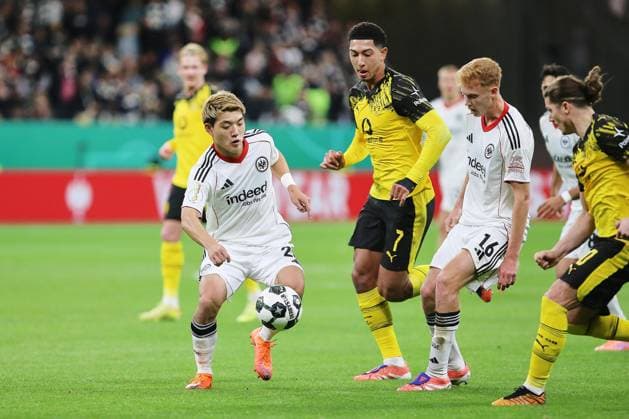 Frankfurt Main, Hesse, Germany, 28 10 2025 Waldstadion Deutsche Bank Park DFB Pokal 2025 2026 Eintracht Frankfurt Borussia Dortmund L R Ritsu Doan 20, Eintracht Frankfurt , Jobe Bellingham 7, BVB , Hugo Larsson 16, Eintracht Frankfurt , Marcel Sabitzer 20, BVB Copyright: xdtsxNachrichtenagenturx dts_91120
