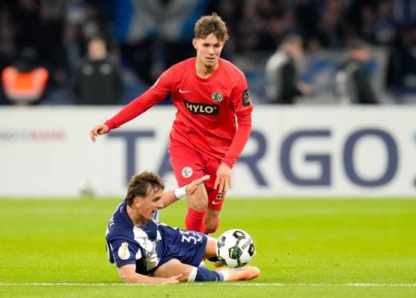 Michal Karbownik Hertha BSC, 33 vs Otto Emerson Stange SV Elversberg, 9 GER, Hertha BSC vs SV Elversberg, Football, DFB Pokal, 2nd round, 2025 2026 season, 28 10 2025 DFL REGULATIONS PROHIBIT ANY USE OF PHOTOGRAPHS AS IMAGE SEQUENCES AND OR QUASI VIDEO GER, Hertha BSC vs SV Elversberg, Football, DFB Pokal, 2nd round, 2025 2026 season, 28 10 2025 Berlin Copyright: xEibner-Pressefoto ScottxColemanx EP_SCN