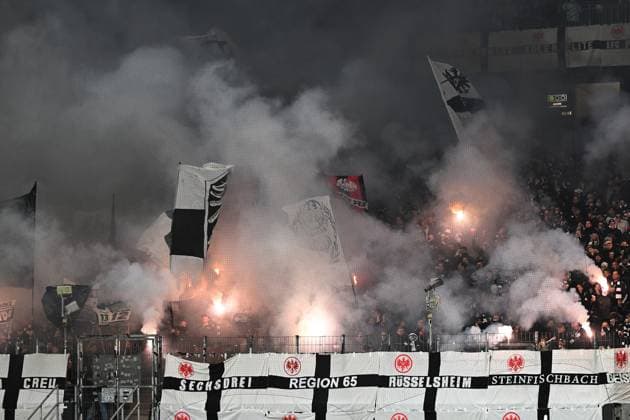 28 10 2025, xjrdrx, Fußball DFB Pokal 2 Runde, Eintracht Frankfurt Borussia Dortmund v l Fans Eintracht Frankfurt, Stimmung, Schals, zuenden Pyrotechnik, Benglos, Rauch, Nebel, Feuerwerk DFL DFB REGULATIONS PROHIBIT ANY USE OF PHOTOGRAPHS as IMAGE SEQUENCES and or QUASI VIDEO Frankfurt am Main