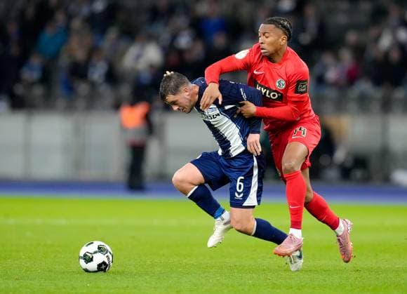 Diego Demme Hertha BSC, 6 duel Jarzinho Ataide Malanga SV Elversberg, 14 GER, Hertha BSC vs SV Elversberg, Football, DFB Pokal, 2nd round, 2025 2026 season, 28 10 2025 DFL REGULATIONS PROHIBIT ANY USE OF PHOTOGRAPHS AS IMAGE SEQUENCES AND OR QUASI VIDEO GER, Hertha BSC vs SV Elversberg, Football, DFB Pokal, 2nd round, 2025 2026 season, 28 10 2025 Berlin Copyright: xEibner-Pressefoto ScottxColemanx EP_SCN