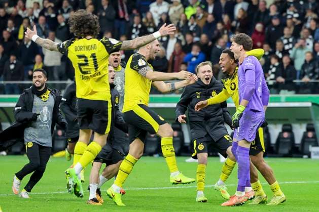 Torhueter Gregor Kobel (Borussia Dortmund) bejubelt mit seinen Teamkollegen den Sieg und den Einzug in das Achtelfinale, DFB-Pokal, Eintracht Frankfurt v Borussia Dortmund, Deutsche Bank Park am 28. October 2025 in Frankfurt, Deutschland. (Foto von Marco Steinbrenner DeFodi Images) Torhueter Gregor Kobel (Borussia Dortmund) celebrates the victory and advancement to the round of 16 with his teammates, DFB-Pokal, Eintracht Frankfurt v Borussia Dortmund, Deutsche Bank Park, October 28, 2025 in Frankfurt, Germany. (Photo by Marco Steinbrenner DeFodi Images) DFB DFL REGULATIONS PROHIBIT ANY USE OF PHOTOGRAPHS AS IMAGE SEQUENCES AND OR QUASI-VIDEO. Goalkeeper Gregor Kobel Borussia Dortmund celebrates the victory and advancement to the round of 16 with his teammates, DFB Pokal, Eintracht Frankfurt v Borussia Dortmund, Deutsche Bank Park, October 28, 2025 in Frankfurt, Germany Photo by Marco Steinbrenner DeFodi Images Goalkeeper Gregor Kobel Borussia Dortmund celebrates the victory and advancement to the round of 16 with his teammates, DFB Pokal, Eintracht Frankfurt v Borussia Dortmund, Deutsche Bank Park, October 28, 2025 in Frankfurt, Germany Photo by Marco Steinbrenner DeFodi Images DFB DFL REGULATIONS PROHIBIT ANY USE OF PHOTOGRAPHS AS IMAGE SEQUENCES AND OR QUASI VIDEO