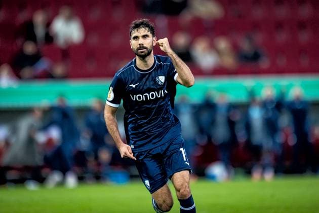 Football, Season 2025 2026, DFB Pokal, WWK Arena Augsburg, 2 Round, FC Augsburg VfL Bochum, 28 10 2025 28 10 2025, Football, Season 2025 2026, DFB Pokal, WWK Arena Augsburg, 2 Round, FC Augsburg VfL Bochum, Goal jubilation Joy after goal Goal shot to 0 1 by 17 Gerrit Holtmann VfL Bochum Photo Lucca Fundel Augsburg WWK Arena Bayern Germany