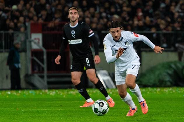Leon Avdullahu TSG 1899 Hoffenheim, 07 dribbling against James Sands FC St Pauli, 06 , GER, FC St Pauli vs TSG 1899 Hoffenheim, Soccer, DFB Pokal, 2 Round, Season 2025 2026, 28 10 2025 DFL REGULATES PROHIBIT ANY USE OF PHOTOGRAPHS AS IMAGE SEQUENCES AND OR QUASI VIDEO GER, FC St Pauli vs TSG 1899 Hoffenheim, Football, DFB Pokal, 2nd round, 2025 2026 season, 28 10 2025 Hamburg Copyright: xEibner-Pressefoto MaxxVincenx EP_MVN