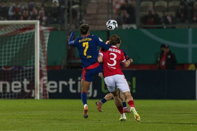 GER, DFB Pokal, 2nd round, FC Energie Cottbus RB Leipzig 28 10 2025, LEAG Energie Stadion, Cottbus, GER, DFB Pokal, 2nd round, FC Energie Cottbus RB Leipzig Antonio Nusa RB Leipzig 7 , Henry Rorig FC Energie Cottbus 3 Â nordphotoxGmbHxx xAlexanderxTrienitz nph00051