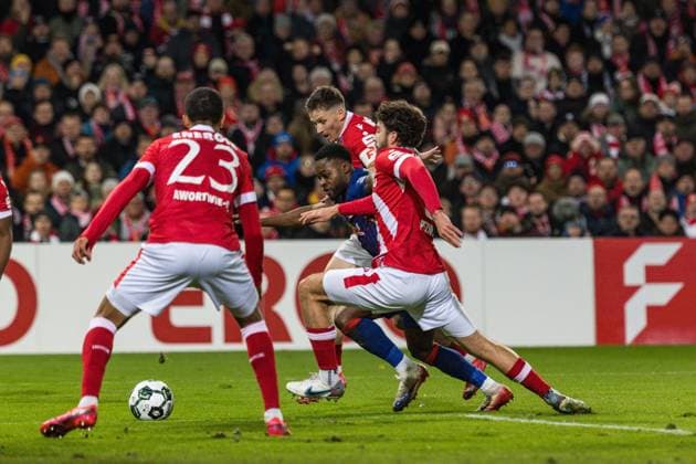 GER, DFB Pokal, 2nd round, FC Energie Cottbus RB Leipzig 28 10 2025, LEAG Energie Stadion, Cottbus, GER, DFB Pokal, 2nd round, FC Energie Cottbus RB Leipzig Ridle Baku RB Leipzig 17 , Dominik Pelivan FC Energie Cottbus 5 Â nordphotoxGmbHxx xAlexanderxTrienitz nph00051