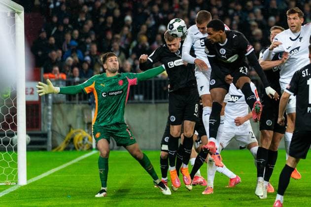 Goal for 1 1 Grischa Proemel TSG 1899 Hoffenheim, 06 header past goalkeeper Ben Voll FC St Pauli, 01 , GER, FC St Pauli vs TSG 1899 Hoffenheim, Football, DFB Pokal, 2nd round, 2025 2026 season, 28 10 2025 DFL REGULATES PROHIBIT ANY USE OF PHOTOGRAPHS AS IMAGE SEQUENCES AND OR QUASI VIDEO GER, FC St Pauli vs TSG 1899 Hoffenheim, Football, DFB Pokal, 2nd round, 2025 2026 season, 28 10 2025 Hamburg Copyright: xEibner-Pressefoto MaxxVincenx EP_MVN