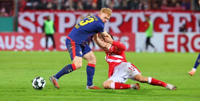 Cottbus RB Leipzig DFB Pokal Cottbus, 28 10 2025, Stadion der Freundschaft, DFB Pokal, Round 2 , FC Energie Cottbus vs RB Leipzig , In the picture from left Nicolas Seiwald 13, RB Leipzig , Moritz Hannemann 11 , Cottbus ,