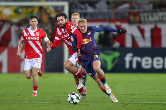 28 10 2025, xtgx, Fußball DFB Pokal 2 Runde, FC Energie Cottbus RB Leipzig emspor, v l Dominik Pehlivan Cottbus, 5 , Xaver Schlager Leipzig, 24 Zweikampf, Duell, Kampf, tackle DFL DFB REGULATIONS PROHIBIT ANY USE OF PHOTOGRAPHS as IMAGE SEQUENCES and or QUASI VIDEO Cottbus