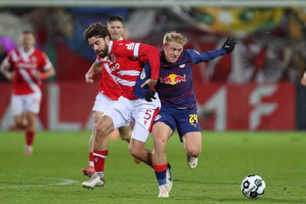 28 10 2025, xtgx, Fußball DFB Pokal 2 Runde, FC Energie Cottbus RB Leipzig emspor, v l Dominik Pehlivan Cottbus, 5 , Xaver Schlager Leipzig, 24 Zweikampf, Duell, Kampf, tackle DFL DFB REGULATIONS PROHIBIT ANY USE OF PHOTOGRAPHS as IMAGE SEQUENCES and or QUASI VIDEO Cottbus