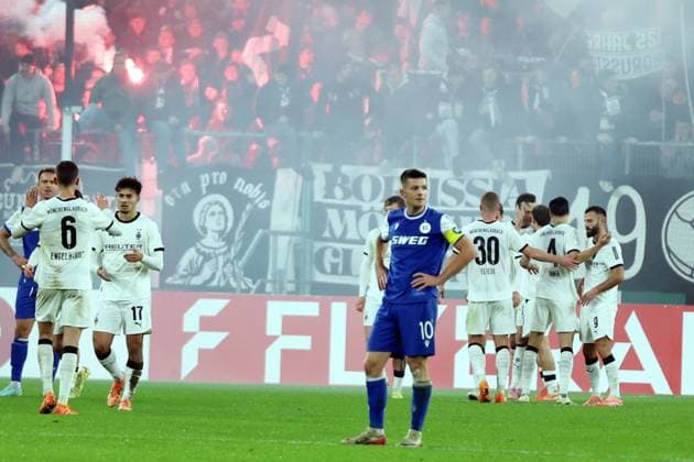 28 10 2025, xrekx, Fußball DFB Pokal 2 Runde, Borussia Moenchengladbach Karlsruher SC v l Torjubel nach dem Tor zum celebrating the goal celebrate 3 1 durch Haris Tabakovic Borussia Moenchengladbach Marvin Wanitzek Karlsruher SC enttaeuscht, disappointed, looks disappointed, sad, frustrated, dejected, disappointed, sad, frustrated DFL DFB REGULATIONS PROHIBIT ANY USE OF PHOTOGRAPHS as IMAGE SEQUENCES and or QUASI VIDEO Moenchengladbach