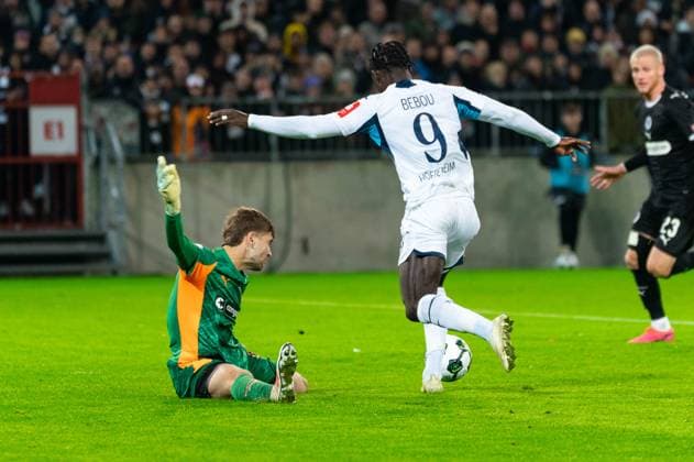 Abdoulie Ceesay FC St Pauli, 09 Goal shot goal chance, save by goalkeeper Ben Voll FC St Pauli, 01 , GER, FC St Pauli vs TSG 1899 Hoffenheim, Football, DFB Pokal, 2 Round, Season 2025 2026, 28 10 2025 DFL REGULATES PROHIBIT ANY USE OF PHOTOGRAPHS AS IMAGE SEQUENCES AND OR QUASI VIDEO GER, FC St Pauli vs TSG 1899 Hoffenheim, Football, DFB Pokal, 2nd round, 2025 2026 season, 28 10 2025 Hamburg Copyright: xEibner-Pressefoto MaxxVincenx EP_MVN