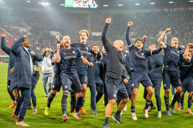Cheering in front of VfL Bochums guest block after their victory, GER, FC Augsburg vs VfL Bochum, Football, DFB Pokal, 2nd round, 2025 2026 season, 28 10 2025, DFL REGULATES PROHIBIT ANY USE OF PHOTOGRAPHS AS IMAGE SEQUENCES AND OR QUASI VIDEO, GER, FC Augsburg vs VfL Bochum, Football, DFB Pokal, 2nd round, 2025 2026 season, 28 10 2025, Augsburg Copyright: xEibner-Pressefoto EdwardxCheungx EP_ECG