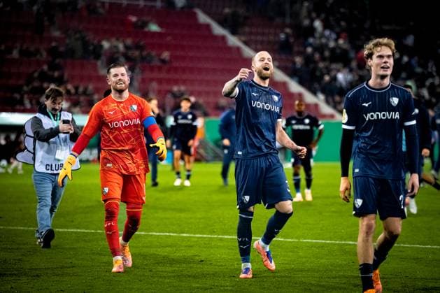 Football, Season 2025 2026, DFB Cup, WWK Arena Augsburg, 2nd round, FC Augsburg VfL Bochum, 28 10 2025 28 10 2025, Football, Season 2025 2026, DFB Cup, WWK Arena Augsburg, 2nd round, FC Augsburg VfL Bochum, Cheering Emotions Joy at VfL Bochum after the end of the match f l 1 Timo Horn VfL Bochum , 33 Philipp Hofmann VfL Bochum Photo Lucca Fundel Augsburg WWK Arena Bayern Germany