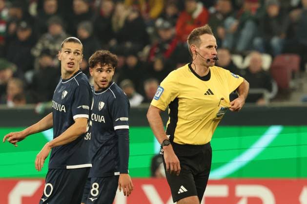 Referee Sascha Stegemann shows the yellow card for goalkeeper Timo Horn 1 VfL Bochum , not in picture, FC Augsburg vs VfL Bochum 1848, Football, Men, DFL, DFB Pokal, Season 2025 2026, WWK Arena, Second Round, 28 10 2025 Augsburg Bavaria Germany Copyright: xkolbert-press MartinxAgüerax